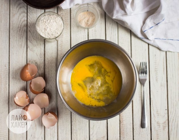 Как приготовить воздушный омлет с сыром и зелёным луком: взбейте яйца