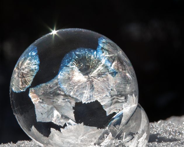 Что можно сделать из снега: мыльные пузыри на морозе