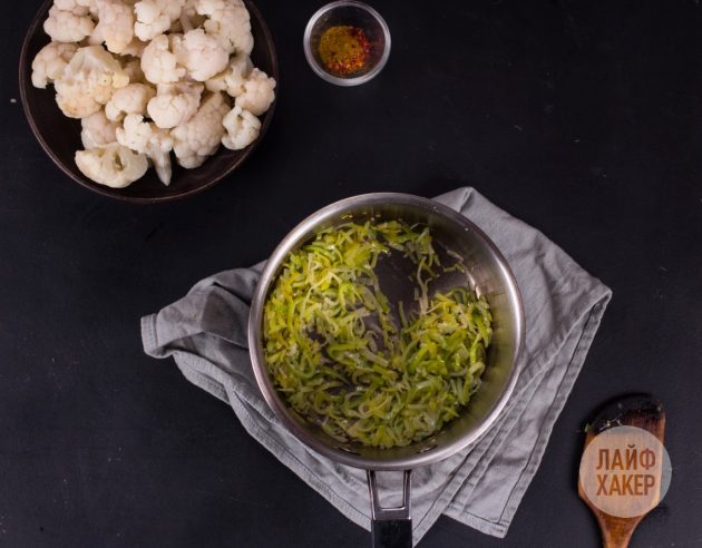 Суп-пюре из цветной капусты: первым в сотейник отправьте лук