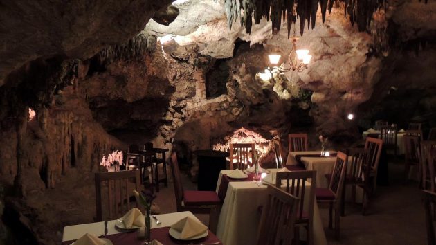 Ресторан в пещере Alux Restaurant Bar &amp; Lounge
