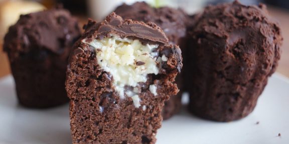 РЕЦЕПТЫ: Шоколадные кексы с начинкой и два варианта шоколадного печенья