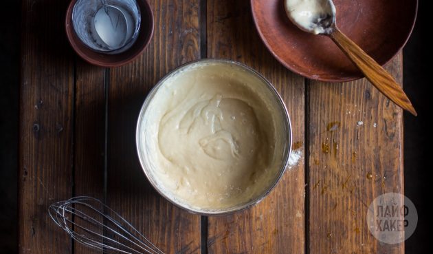 Как приготовить быстрый пирог с вишней на кефире: соедините сухие ингредиенты с жидкостями