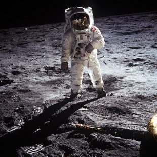 Apollo 11 памятный знак