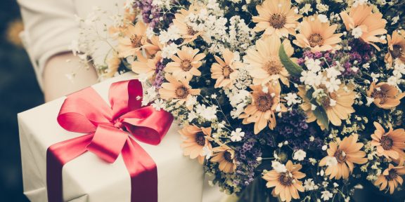 Небанальные подарки к 8 Марта: как удивить и порадовать любимых женщин