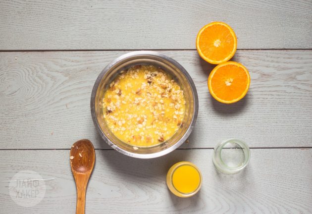Овсянка в банке с апельсином и ванилью: залейте смесь соком