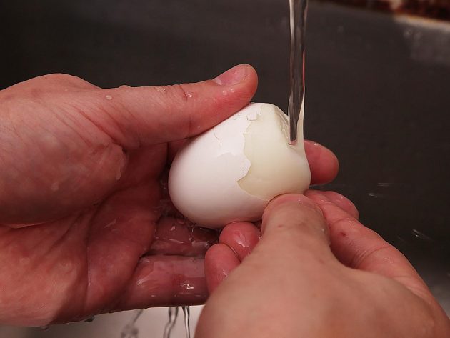 Как правильно чистить яйца