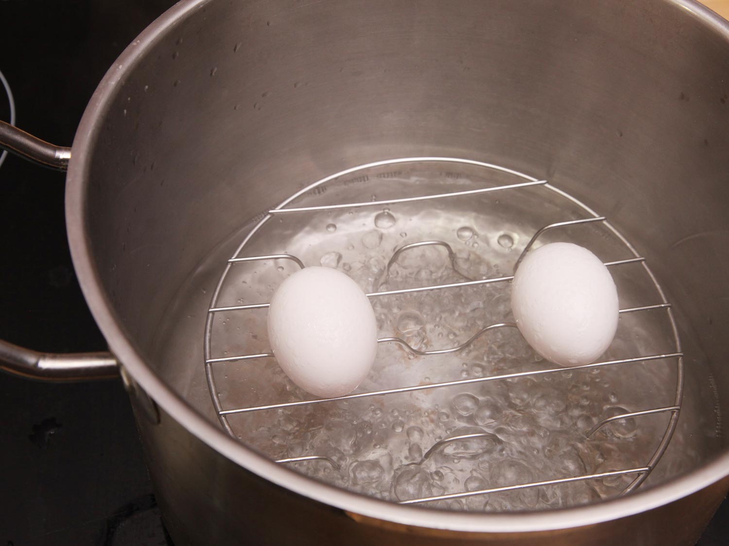 Яйца в кипящую или холодную. Zqwf d RFCN.HTK. Варка яиц. Яйца в кастрюле. Отварить яйца.