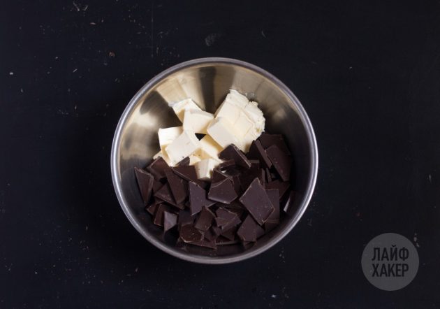 Шоколадный торт-мусс: шоколад разломайте на мелкие части и поместите в выбранную посуду вместе с кусочками масла
