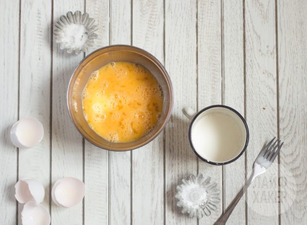 Идеальная яичница-скрэмбл: взбейте яйца со щепоткой соли и отдельно разведите крахмал в порции холодных сливок