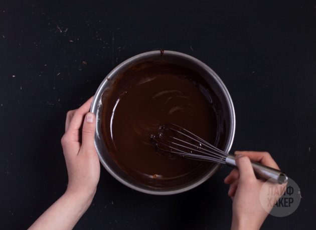 Шоколадный торт-мусс: растопите шоколад с маслом