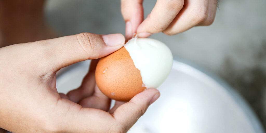 Как очистить яйцо