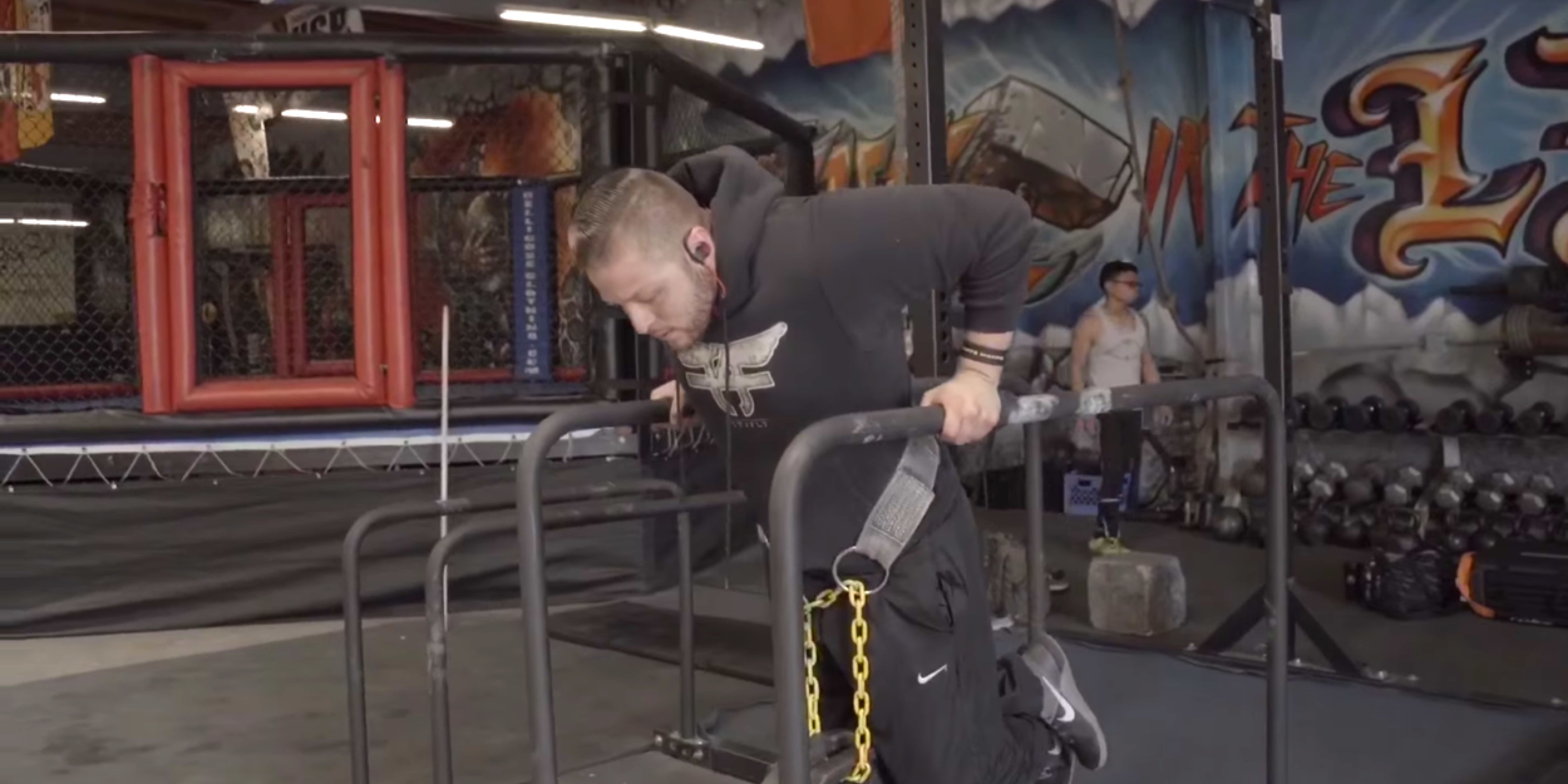 ВИДЕО: Упражнения с собственным весом, которыми можно заменить тренажёры