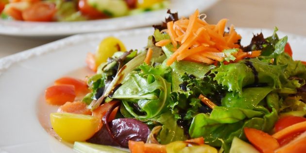Как похудеть без диет: добавьте к приёму пищи салат и ешьте его первым