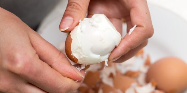 Как правильно варить яйца, чтобы легко чистились: кладите их в кипящую воду