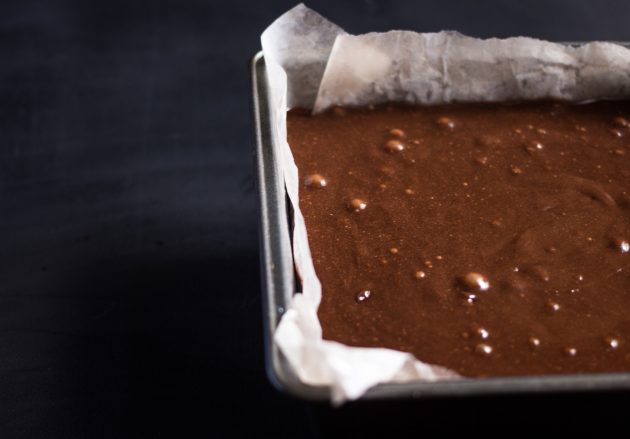 рецепт брауни с шоколадом: залейте тесто в форму