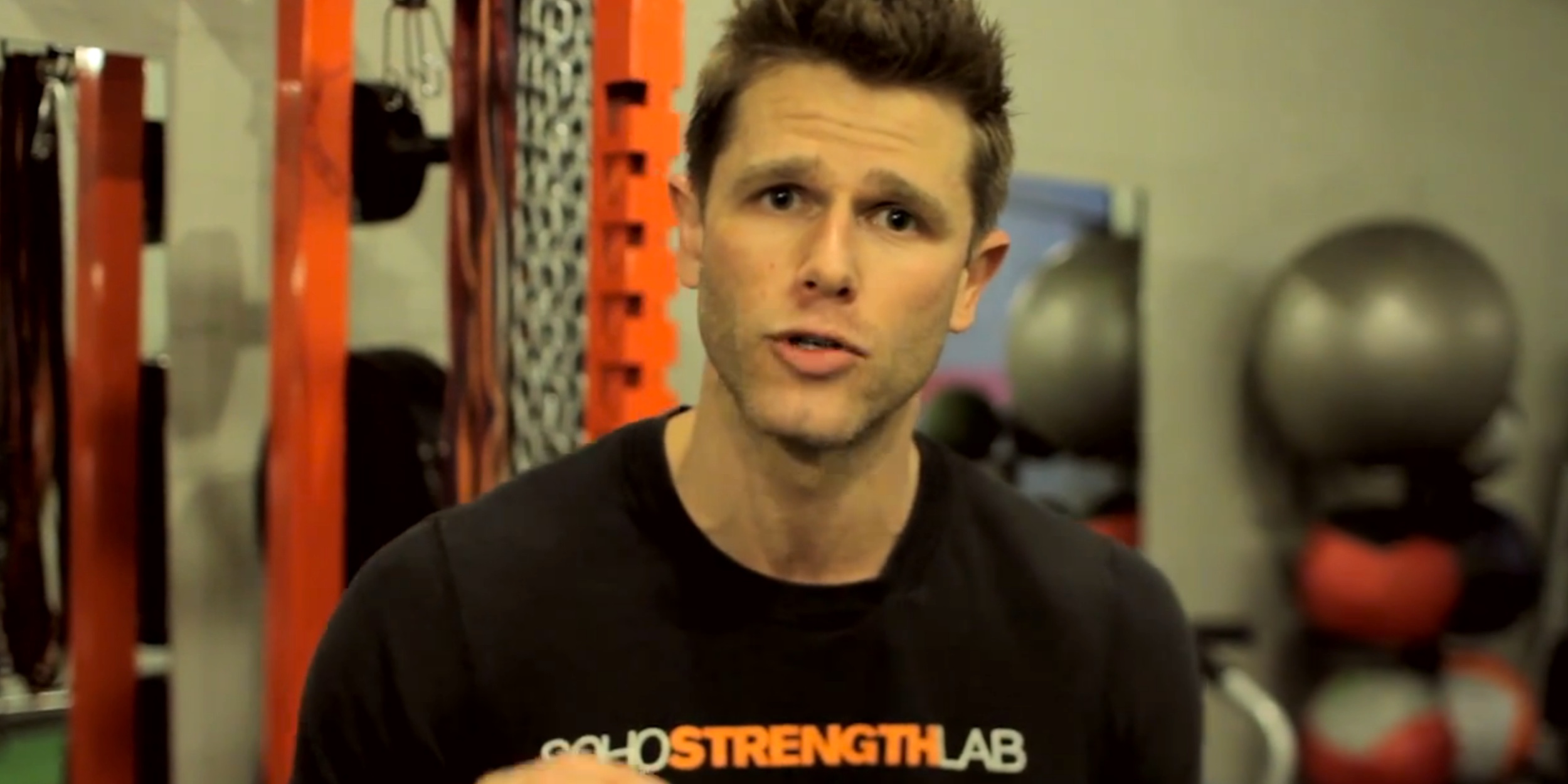 ВИДЕО: Эффективный комплекс упражнений от лучшего тренера Men’s Health