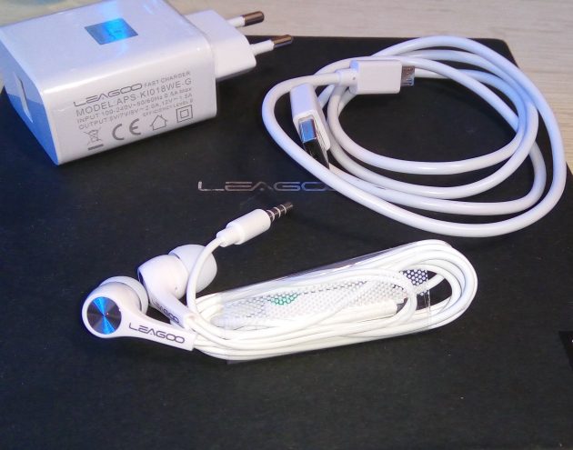 Leagoo Shark 1: зарядник, кабель и гарнитура