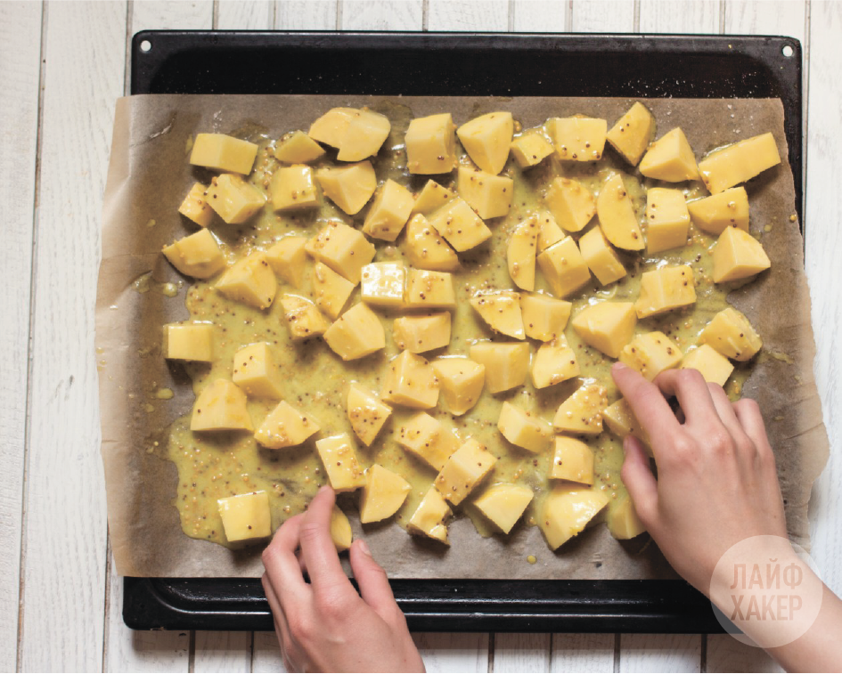 Запечённый картофель с горчично-лимонной корочкой: залейте картофель соусом