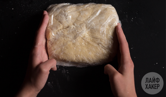 Простой рецепт круассанов: сформуйте тесто в прямоугольный кирпичик и оберните плёнкой