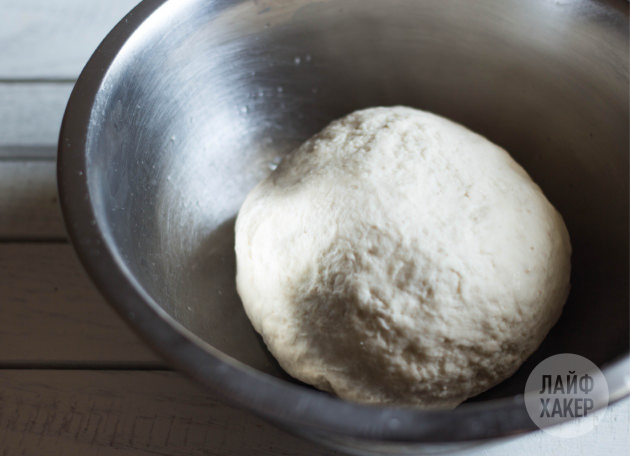 Как приготовить китайские паровые булочки: шар из теста поместите в смазанную маслом ёмкость