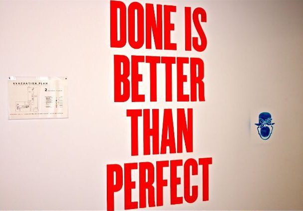 Мотивирующий слоган на стене в офисе Facebook*