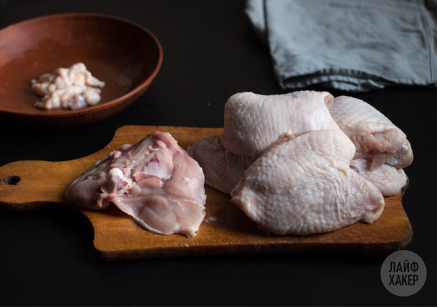 Курица с хрустящей корочкой в духовке: с курятины срежьте излишки жира и кожи
