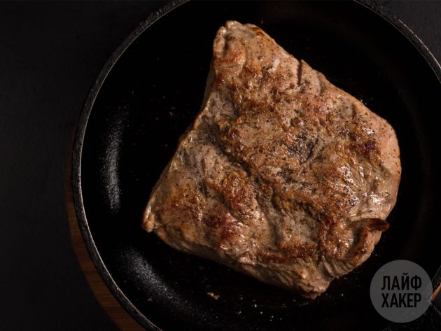 Чтобы говядина гармошкой в духовке была аппетитнее, предварительно обжарьте на масле кусок мяса по одной минуте с каждой стороны