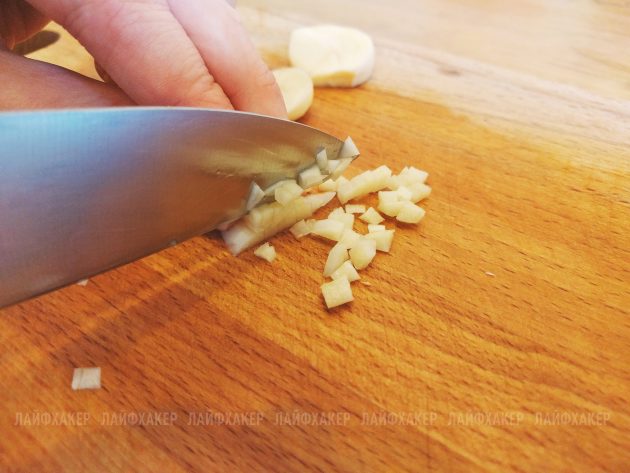 Рецепт бургера «Неряха Джо»: добавьте к овощам мелко нарезанный чеснок и тщательно перемешайте