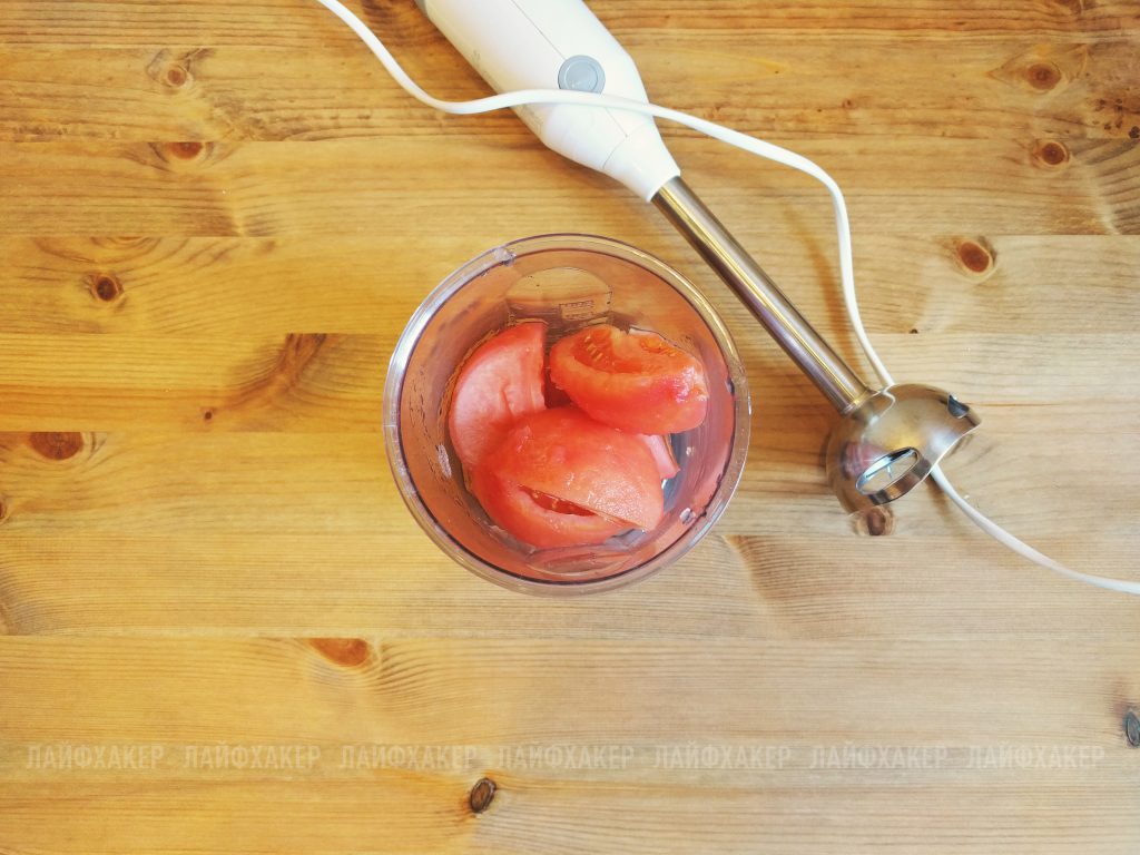 Очищенные томаты с помощью блендера превратите в однородную пасту