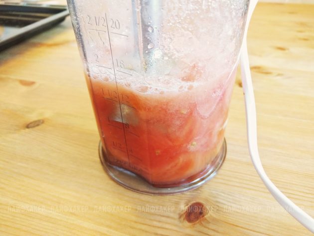Очищенные томаты с помощью блендера превратите в однородную пасту