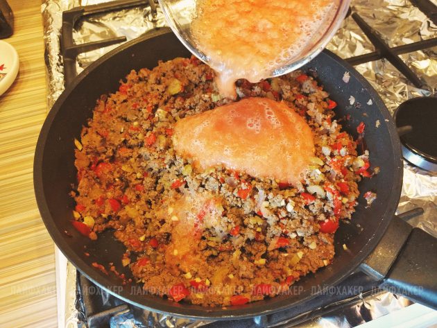 Бургер «Неряха Джо»: добавьте томатную пасту к уже почти готовому мясному соусу