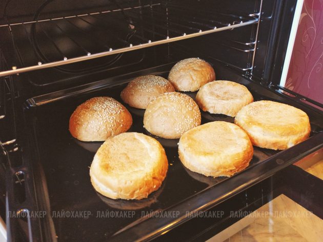 Бургер «Неряха Джо»: уложите половинки булочек на противень разрезами вниз