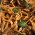 Что готовить на ужин каждый день: бефстроганов со спагетти в одной посуде
