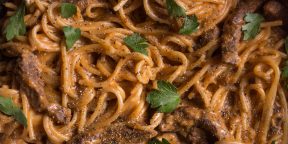Что готовить на ужин каждый день: бефстроганов со спагетти в одной посуде