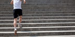 10 упражнений, которые можно выполнять на ступеньках