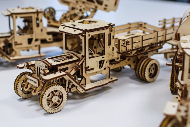 Обзор конструктора UGEARS: деревянный грузовичок, который ездит без батареек