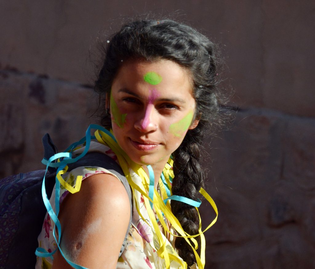 посетить Аргентину: девушка на карнавале
