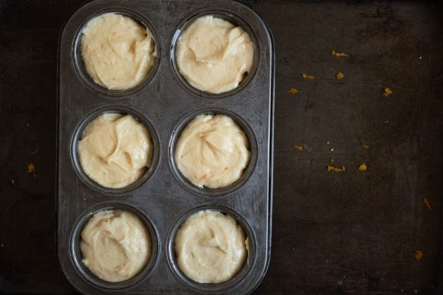 Как приготовить мандариновые кексы: распределите тесто по формочкам