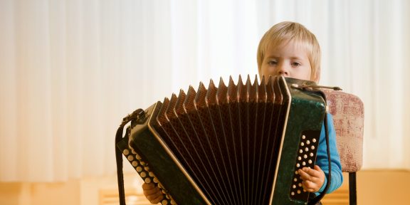 Почему не стоит учить ребёнка музыке