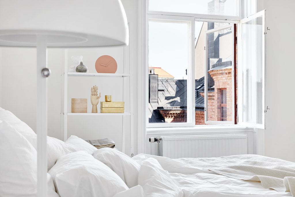 Маленькая спальня: белый цвет