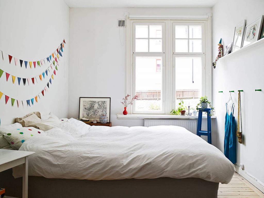 Маленькая спальня: крючки на стене