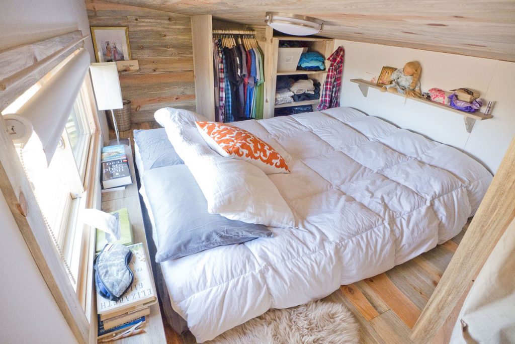 Дизайн маленькой спальни: выбираем шторы