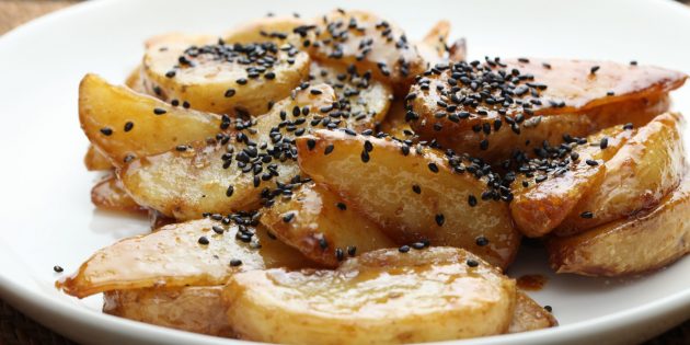Как пожарить картошку с соевым соусом в корейском стиле