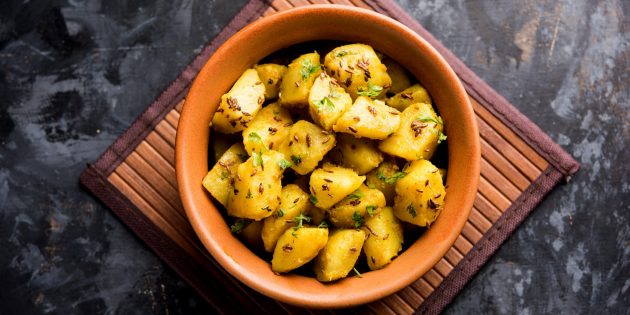 Пряная жареная картошка по-индийски: простой рецепт