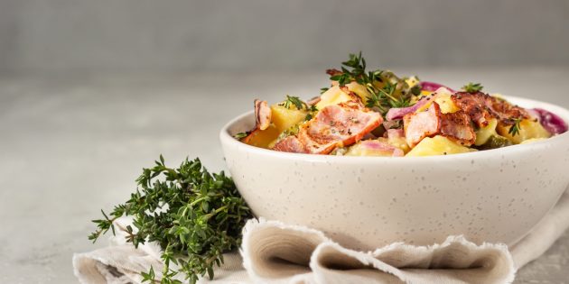 Немецкий тёплый салат с жареным картофелем и беконом: простой рецепт