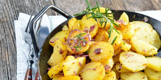 Картофель, жаренный с луком, тмином и розмарином: простой рецепт