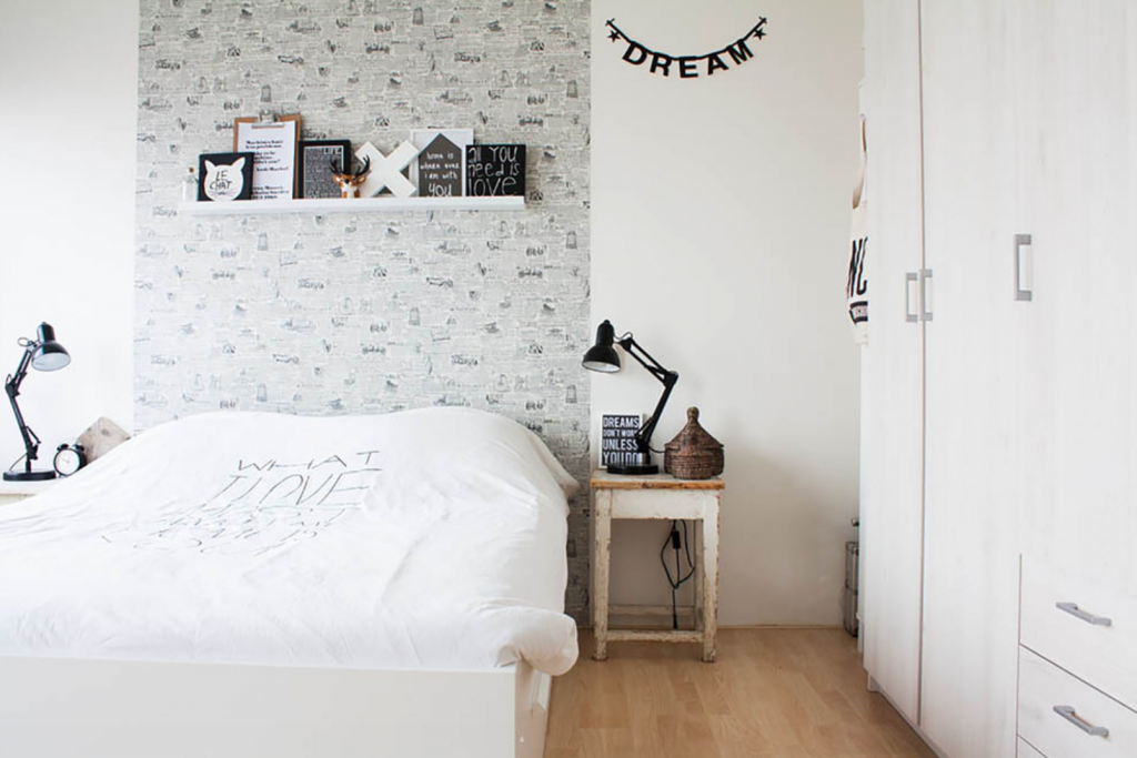 Маленькая спальня: белые стены