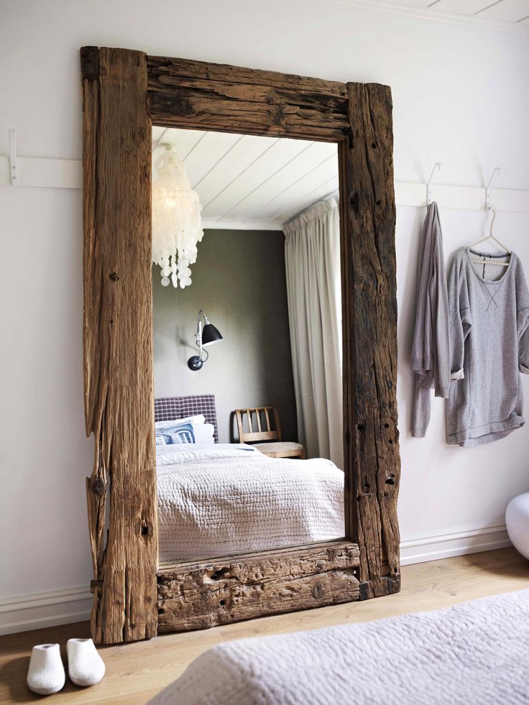 Маленькая спальня: зеркало
