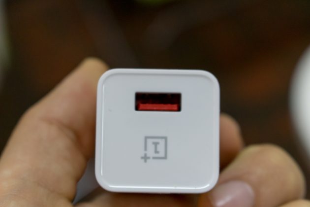 OnePlus 3T: зарядное устройство