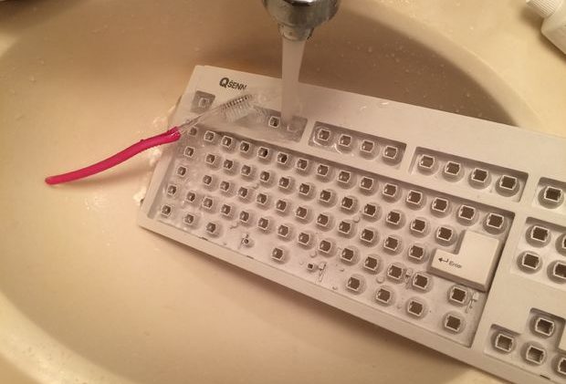 Как почистить клавиатуру щёткой